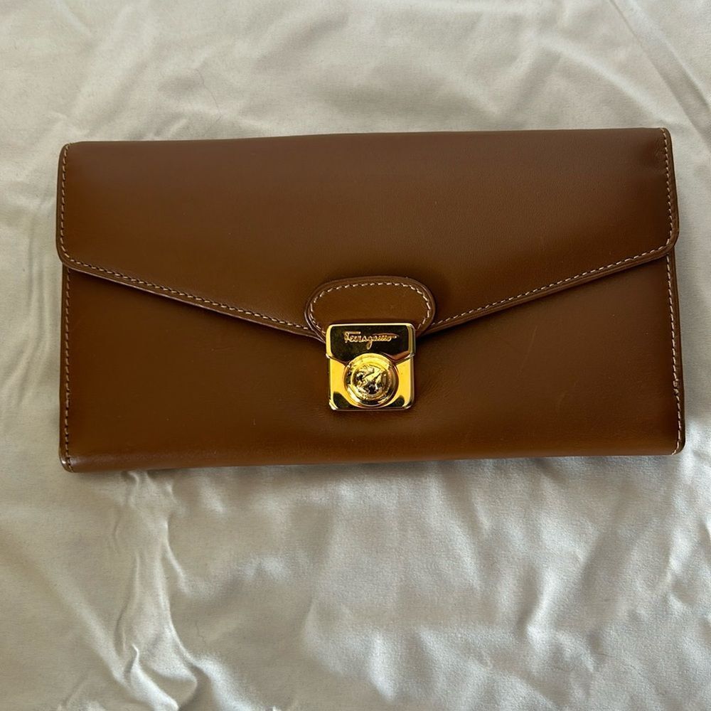 Ferragamo Leather Wallet minor callouts